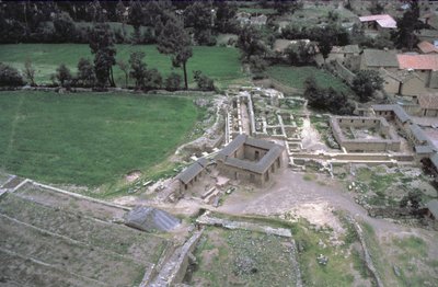 Uitzicht op het dorp gebouwd op traditionele Inca-fundamenten door Unbekannt
