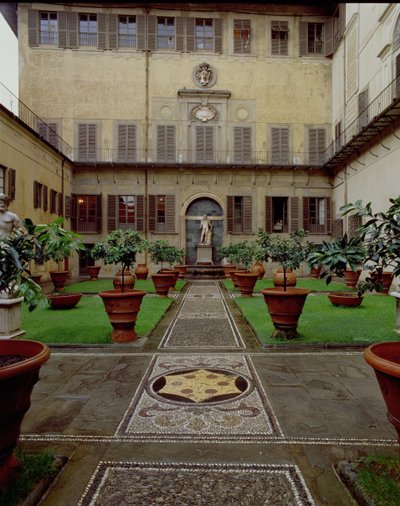 Uitzicht op de ommuurde tuin met mozaïekvloer versierd met het wapen van de Medici (foto) door Unbekannt