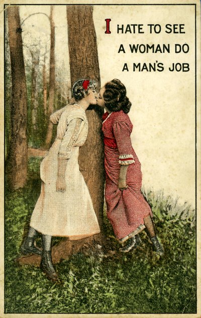 Vintage ansichtkaart met twee vrouwen die kussen, "Ik haat het om een vrouw een mannenbaan te zien doen" 1914 (litho) door Alec Hunter