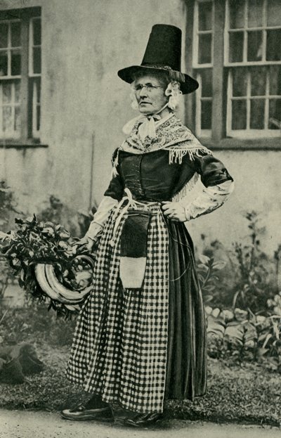 Wales. Een statige oude Welshe dame, trouw aan nationale klederdracht. 1920 door Unbekannt