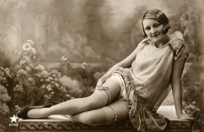 Vrouw in lichte jurk, c. begin 1900 (ansichtkaart) door Alec Hunter