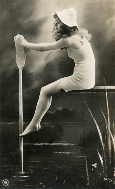 Vrouw in nachthemd, ca. begin 1900 (ansichtkaart) door Alec Hunter