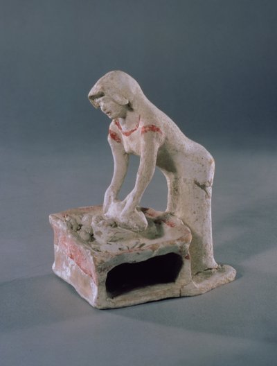 Vrouw die brood kneedt op een vierkante plaat, Grieks, uit Aulis, c.500-475 v.Chr. (klei met witte slip en rode pigment) door Unbekannt