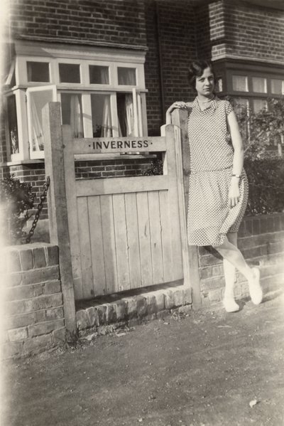 Vrouw buiten de Inverness B&B, Broadstairs, Kent, ca. 1920s door Unbekannt