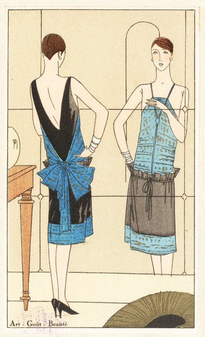 Vrouw die voor een spiegel staat en haar avondjurk bewondert in blauw en goud lamé en zwart fluweel - Lithografie met sjabloon handkleur uit het luxe Franse modetijdschrift Art, Gout, Beaute, 1926 door Unbekannter Künstler