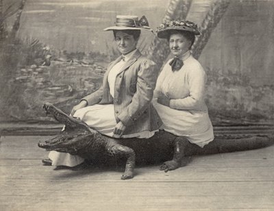 Vrouwen zittend op een opgezette alligator, ca. 1905 door Unbekannter Künstler