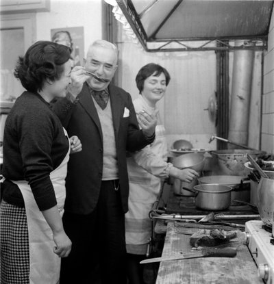 Schrijver Giovanni Comisso in zijn huis in Treviso (hij proeft een gerecht in de keuken) - 1962 door Unbekannt