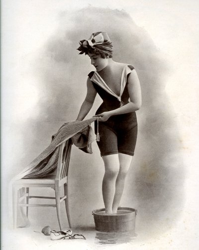 Jonge vrouw in badpak (uit de Belle Epoque) neemt een voetbad, rond 1900 (zwart-wit foto) door Unbekannter Künstler