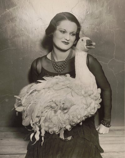 Britse actrice Isla Bevan met een exotische gans door Underwood and Underwood