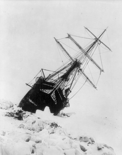 Imperial Trans-Antarctic Expedition: Endurance vast in een ijsdam, ca. 1914-17 door Underwood & Underwood