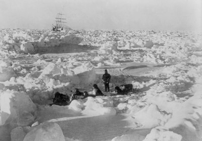 Imperial Trans-Antarctic Expedition: bemanningslid samen zittend tussen ijsschotsen, ca. 1914-17 (foto) door Underwood & Underwood