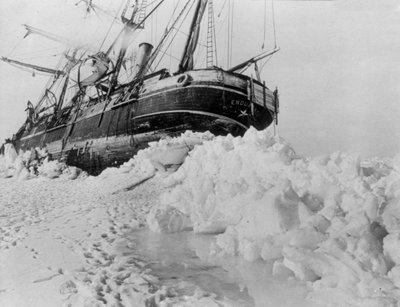 Imperial Trans-Antarctic Expedition: de Endurance vast in een ijsvlakte, c.1914-17 door Underwood & Underwood