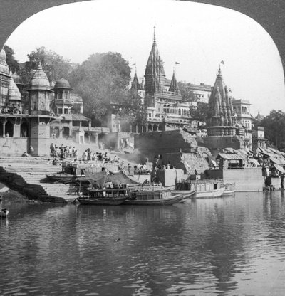 Een brandende ghat aan de Ganges bij Benares Varanasi, India, 1900s door Underwood and Underwood