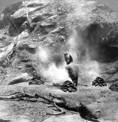 Een kluizenaar doet boetedoening bij Gem Lake, Mount Abu, India, 1903 door Underwood and Underwood