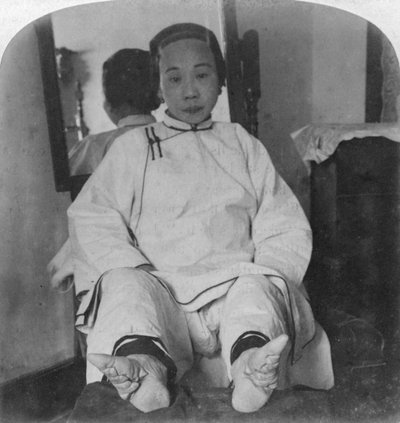 De sierlijke lelievoeten van een dame van hoge kaste, China, 1900 door Underwood and Underwood