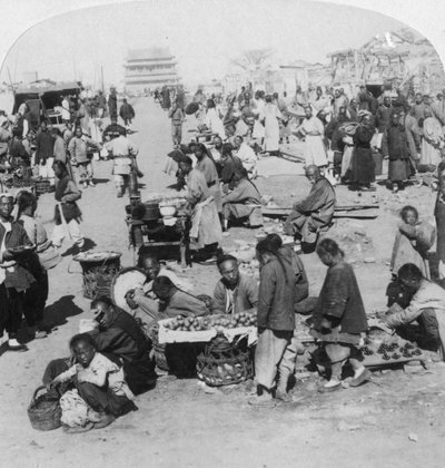 Een markt in de Tartaarse noordelijke stad, kijkend naar de Drum Tower, Peking Beijing, China, 1901 door Underwood and Underwood