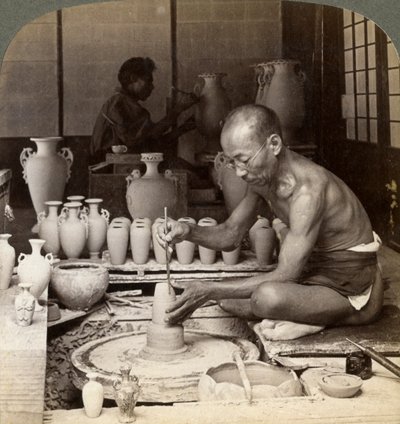 Een pottenbakker en zijn wiel, die een vaas van Awata-porselein vormen, Kinkosan-werken, Kyoto, Japan, 1904 door Underwood and Underwood
