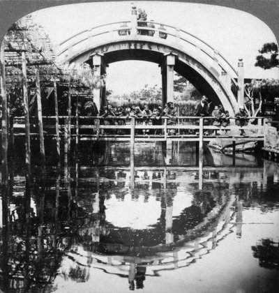 Een halve cirkelvormige brug in Japan door Underwood and Underwood