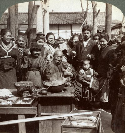 Een straatartiest met een aap die het publiek amuseert, Kobe, Japan, 1896 door Underwood and Underwood