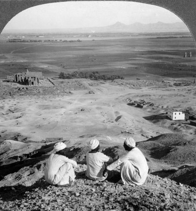 Over de vlakte van Thebe en langs de Memnonbeelden vanaf de kliffen, Egypte, 1905 door Underwood and Underwood