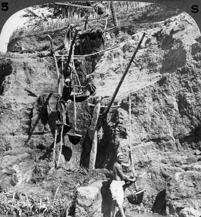 Een Egyptische sjadoef die het water van de Nijl naar de dorstige velden tilt, Egypte door Underwood and Underwood