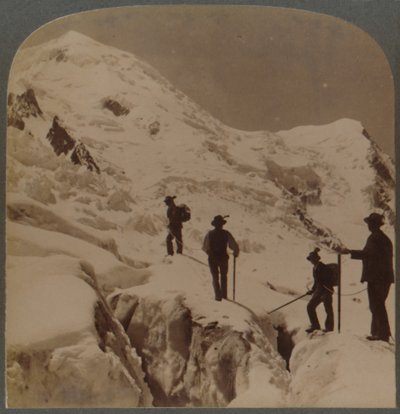 Beklimming van de Mont Blanc - oversteek van de Bossons-gletsjer - Grands Mulets in de verte, Alpen, 1901 door Underwood and Underwood