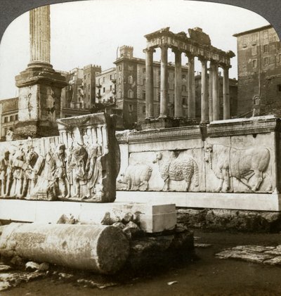 Bas-reliëfs van Trajanus en de Zuil van Phocas in het Forum, Rome, Italië door Underwood and Underwood