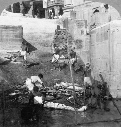 Baden en verbranden van de hindoeïstische doden, Benares Varanasi, India 1903 door Underwood and Underwood