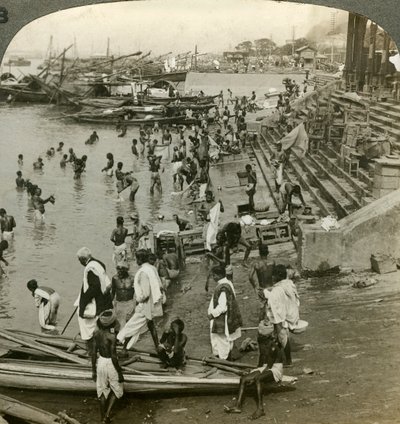 Baden bij een ghat aan de Ganges, Calcutta, India, ca. 1900s door Underwood and Underwood