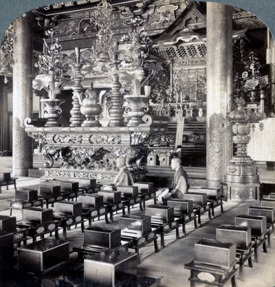Boeddhistische priesters in de Ikegami-tempel, Omori, Japan, 1904 door Underwood and Underwood