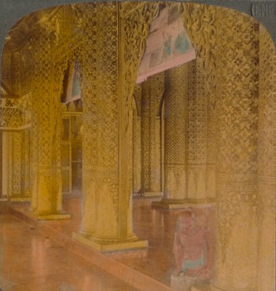 Boeddhistische tempelinterieur met kostbare decoraties in goud en kleuren, Moulmein, Birma, 1907 door Underwood and Underwood