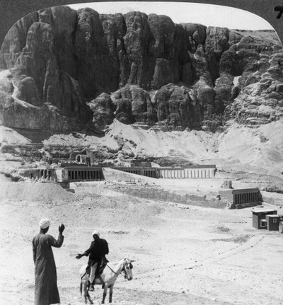 Eeuwenlang begraven - zuilengalerijen van de tempel in Der-el-Bahri, Thebe, Egypte door Underwood and Underwood