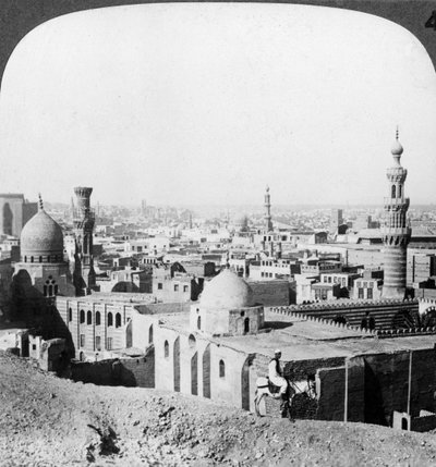 Caïro, kijkend naar het zuidwesten, over de stad naar de piramides, Egypte door Underwood and Underwood