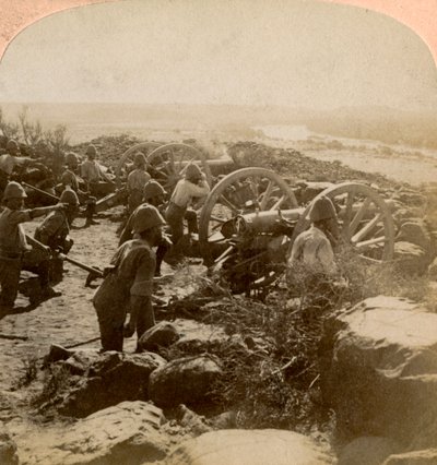 Cape Garrison artillerie maakt het heet voor de Boeren aan de Modderrivier, Zuid-Afrika, 1900 door Underwood and Underwood