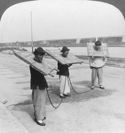 Kettingbende, Soo-Chow Suzhou, China, eind 19e of begin 20e eeuw door Underwood and Underwood