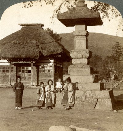 Kinderen op de speelplaats van een dorpsschool, Japan, 1904 door Underwood and Underwood