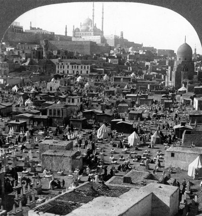 Citadel en Mohammed Ali Moskee voorbij Bab-el-Wezir begraafplaats, Caïro, Egypte, 1905 door Underwood and Underwood