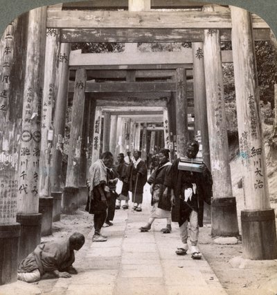 Komen en gaan onder lange rijen heilige torii, Shinto-tempel van Inari, Kyoto, Japan, 1904 door Underwood and Underwood