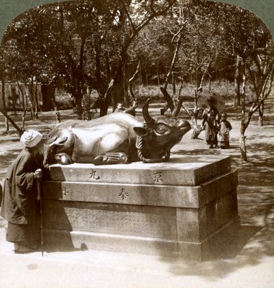 Vrome vrouw die een bronzen stier aait om reuma te genezen, Kitano Tenjin-tempel, Kyoto, Japan, 1904 door Underwood and Underwood