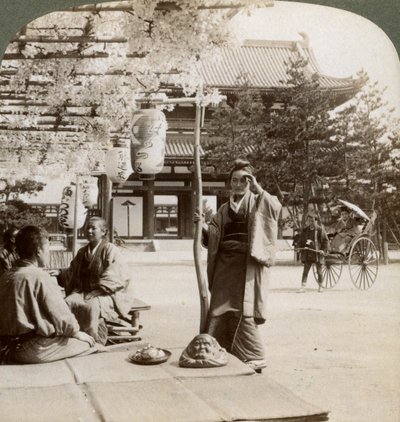 Hangende trossen van blauwe regen over een theehuis veranda, Kyoto, Japan, 1904 door Underwood and Underwood