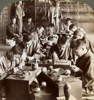Deskundige arbeiders die ontwerpen maken in cloisonné, Kyoto, Japan, 1904 door Underwood and Underwood