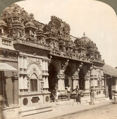 Fijn gesneden ornamenten van een hindoe-boeddhistische tempel, Colombo, Ceylon, 1902 door Underwood and Underwood