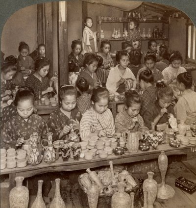 Fabrieksmeisjes die goedkoop aardewerk decoreren voor de buitenlandse markten, Kyoto, Japan, 1904 door Underwood and Underwood