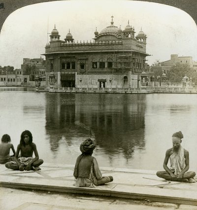 Fakirs in Amritsar, kijkend naar het zuiden over de Heilige Tank naar de Gouden Tempel, India, c1900s door Underwood and Underwood