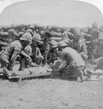 Eerste hulp aan een gewonde fuselier, Honey Nest Kloof Battle, Boerenoorlog, Zuid-Afrika, februari 1900 door Underwood and Underwood