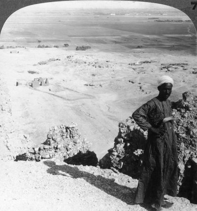 Vanaf de hoge kliffen bij Der-el-Bahri over de vlakte naar Luxor, Thebe, Egypte, 1905 door Underwood and Underwood