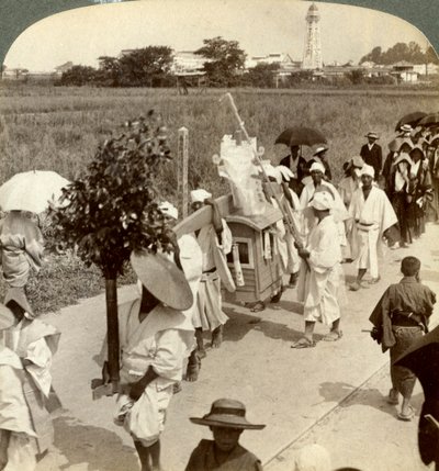Begrafenisstoet van een rijke boeddhist, op weg naar Sakai, kijkend naar Osaka, Japan, 1904 door Underwood and Underwood