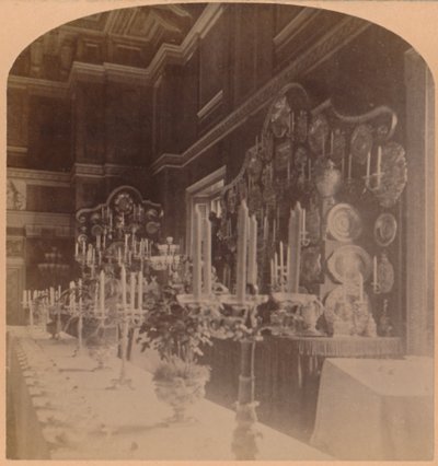 Gouden servies gebruikt door de koninklijke familie, eetkamer, Windsor Castle, Engeland, 1900 door Underwood and Underwood