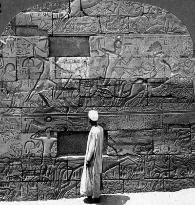 Grote oorlog reliëfs gebeeldhouwd in de muur van de Karnak-tempel, Thebe, Egypte, 1905 door Underwood and Underwood