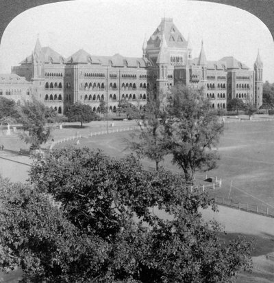 Hooggerechtshof en noordelijk einde van Rotten Row, Bombay, India, 1903 door Underwood and Underwood